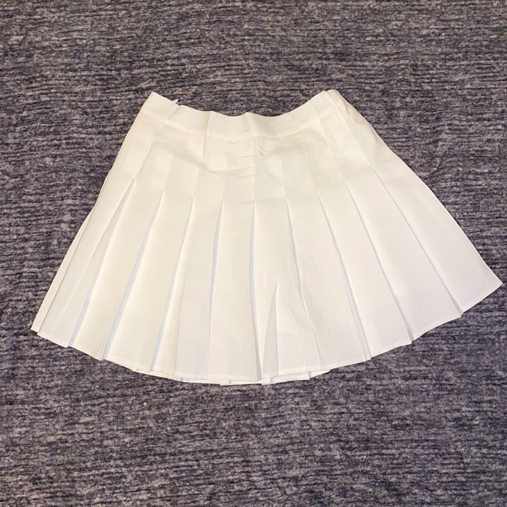 pleated white skirt
